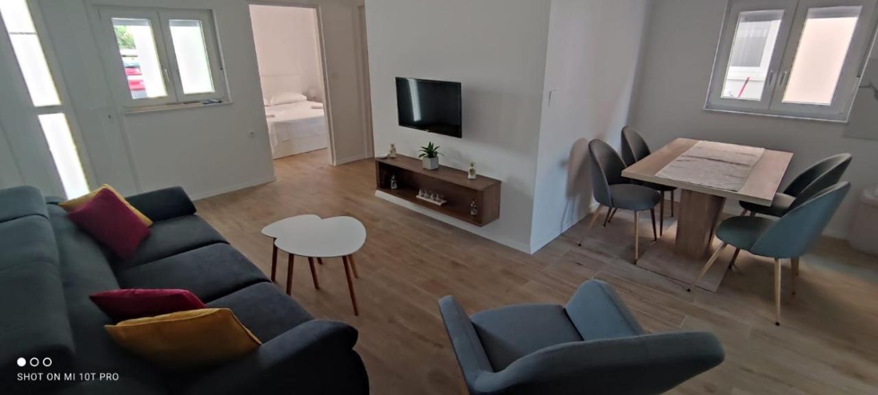 Apartments Alen Vir Bagian luar foto