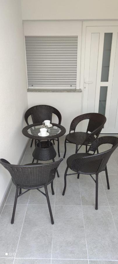 Apartments Alen Vir Bagian luar foto